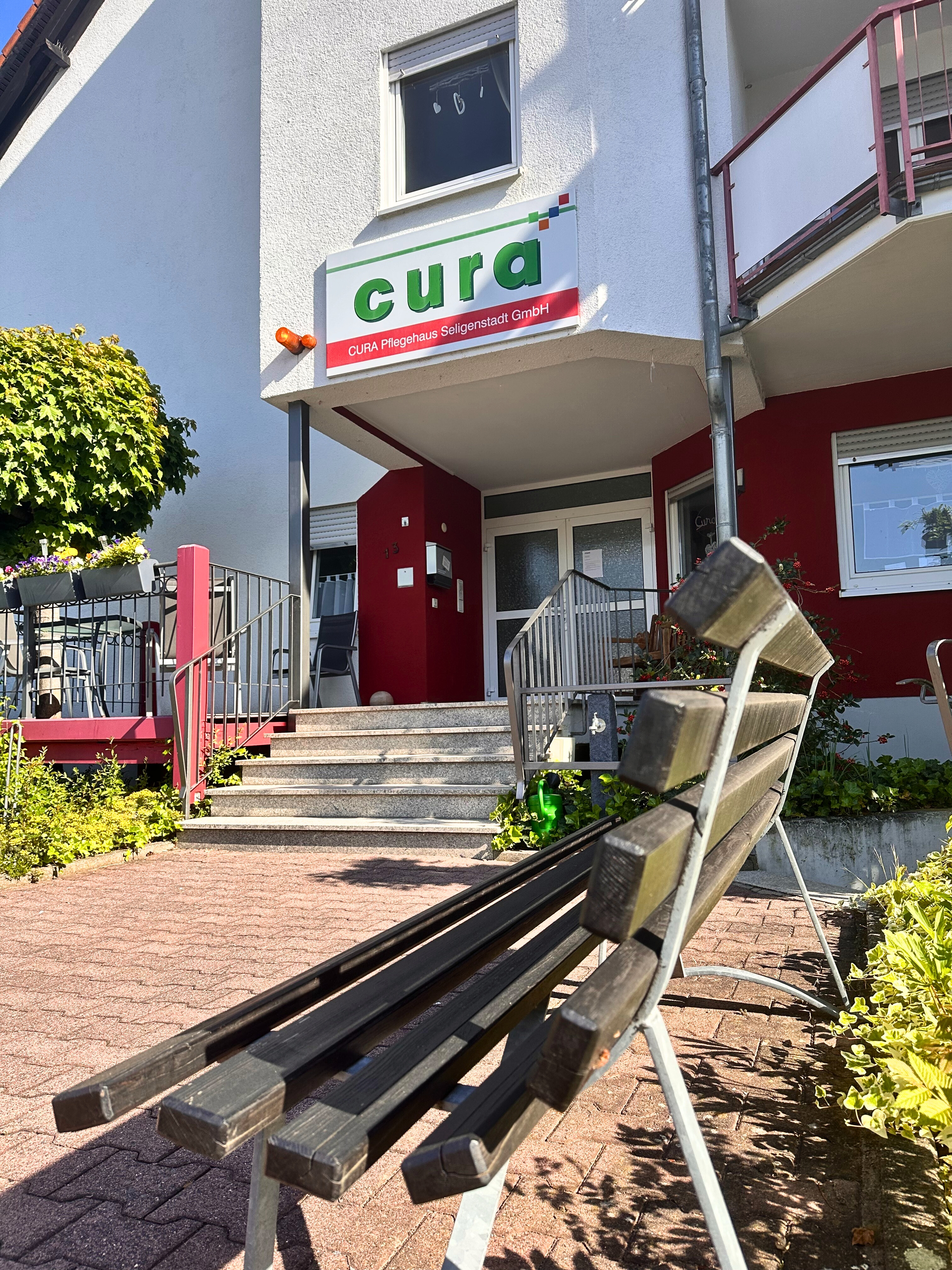 CURA Pflegehaus – Eingangsbereich mit Bank